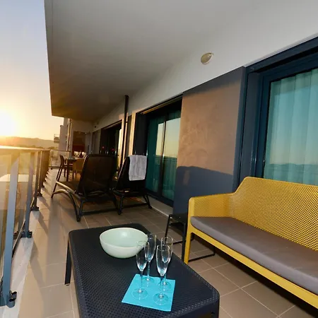 Aloha Bliss - For 8 Апартаменты Сан-Мартинью-ду-Порту